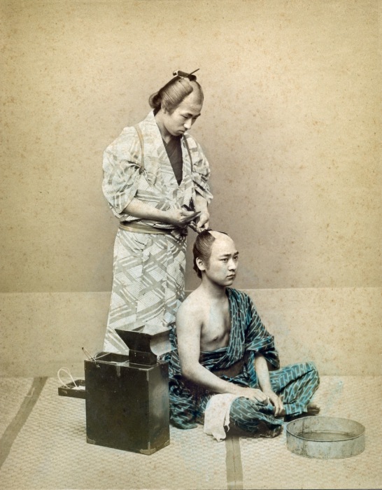 Мужчинам волосы на темени сбривали, а с висков и затылка заплетали лентой в высокий пучок. Мужчинам волосы на темени сбривали, а с висков и затылка заплетали лентой в высокий пучок.