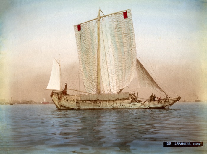 Традиционное японское парусное судно для плавания по рекам и вблизи морского побережья до сих пор широко используется в водах Юго-Восточной Азии. Традиционное японское парусное судно для плавания по рекам и вблизи морского побережья до сих пор широко используется в водах Юго-Восточной Азии.