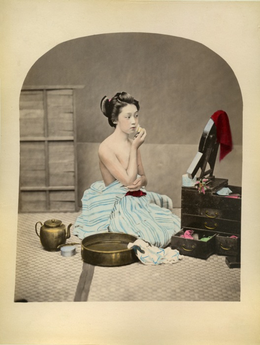 Настоящие гейши тратят немалое количество времени на создание своего образа, порой они проводят перед зеркалом по 5 часов. Настоящие гейши тратят немалое количество времени на создание своего образа, порой они проводят перед зеркалом по 5 часов.