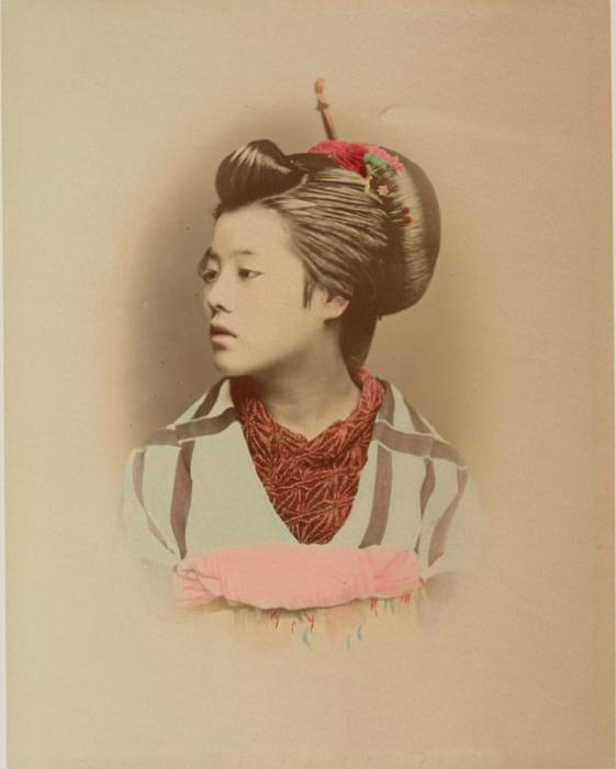 Причёски японских девушек просто немыслимы без разнообразных гребней и булавок. Причёски японских девушек просто немыслимы без разнообразных гребней и булавок.