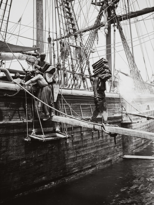 Груз доставлен. Рабочие переносят кровельный материал в виде глиняных желобчатых пластинок. Груз доставлен. Рабочие переносят кровельный материал в виде глиняных желобчатых пластинок.