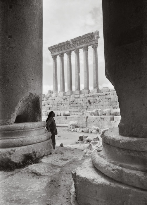 Был разрушен мощным землетрясением, после которого осталось только 6 колон высотой по 22 метра. Был разрушен мощным землетрясением, после которого осталось только 6 колон высотой по 22 метра.