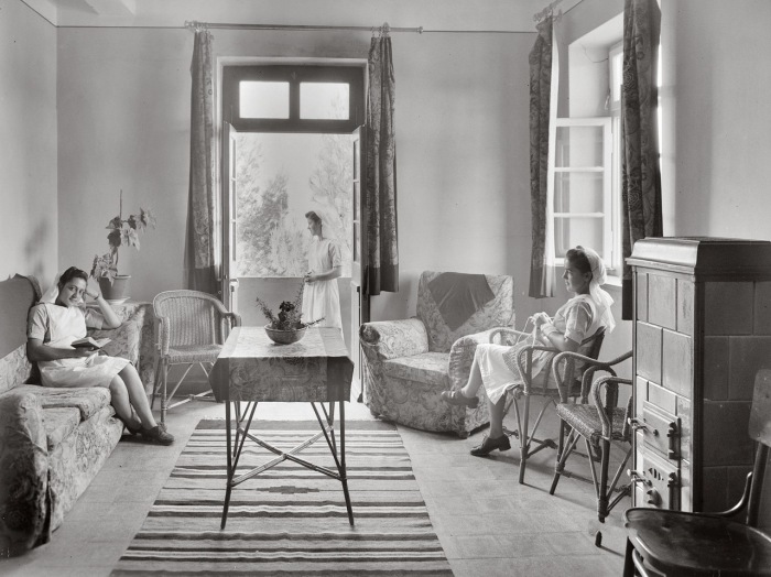 Медсестры проводят свободное время в гостиной. Медсестры проводят свободное время в гостиной.