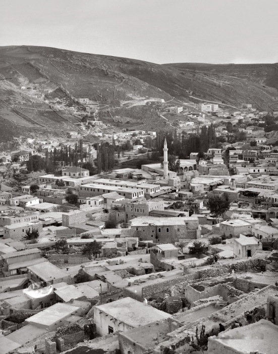 В древних источниках город упоминается под названием «Филадельфия». В древних источниках город упоминается под названием «Филадельфия».