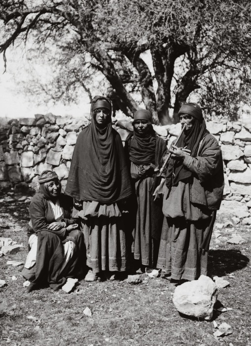 Длинное черное платье «мадрага» и «усаба», для покрытия головы, - обязательные составляющие традиционной одежды. Длинное черное платье «мадрага» и «усаба», для покрытия головы, - обязательные составляющие традиционной одежды.