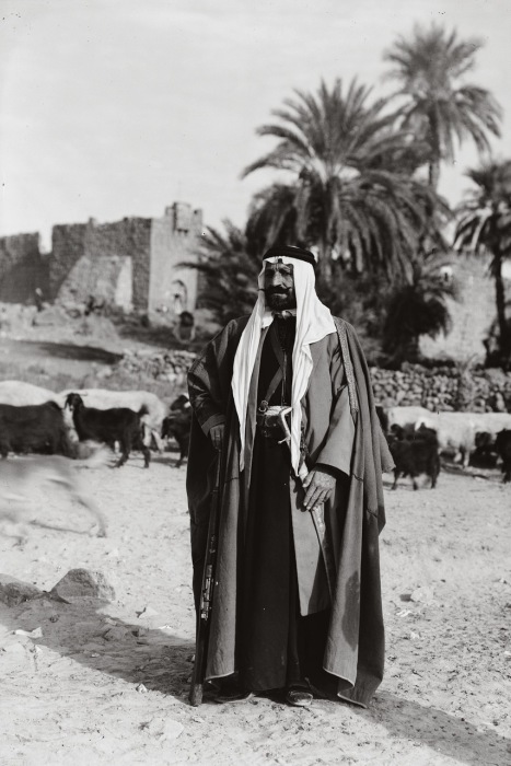 Темная одежда отражала как социальный, так и религиозный статус. Темная одежда отражала как социальный, так и религиозный статус.