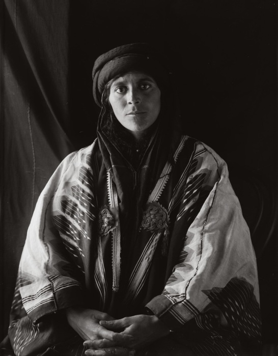 По старинному обычаю мужчина до свадьбы не видит своей будущей жены. По старинному обычаю мужчина до свадьбы не видит своей будущей жены.