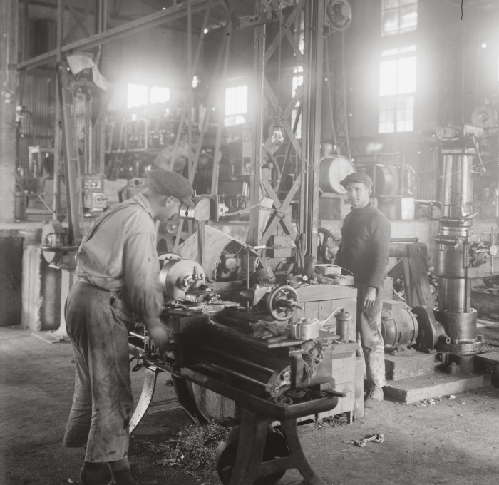 Палестинская Электрическая Компания была создана Пинхусом Рутенбергом в 1923 году. Палестинская Электрическая Компания была создана Пинхусом Рутенбергом в 1923 году.