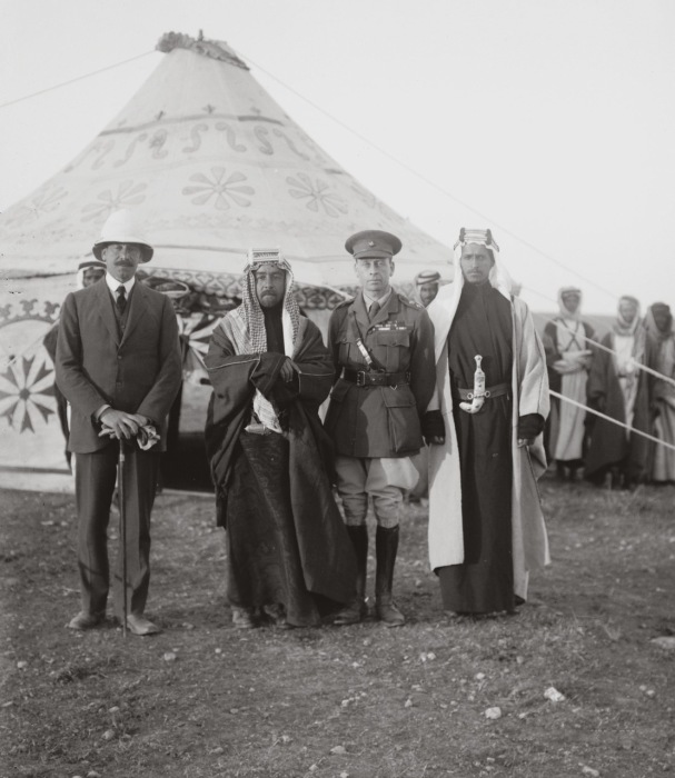 Сэр Герберт Самуэль - верховный комиссар Палестины, эмир Абдулла, сэр Виндам Дидс. Сэр Герберт Самуэль - верховный комиссар Палестины, эмир Абдулла, сэр Виндам Дидс.