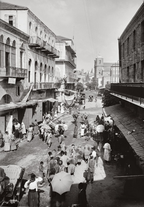 Маленькие магазины мелких ремесленников и торговцев, где они трудятся и продают свою продукцию. Маленькие магазины мелких ремесленников и торговцев, где они трудятся и продают свою продукцию.