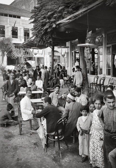 Располагалось в общественном саду и было популярным местом отдыха. Располагалось в общественном саду и было популярным местом отдыха.