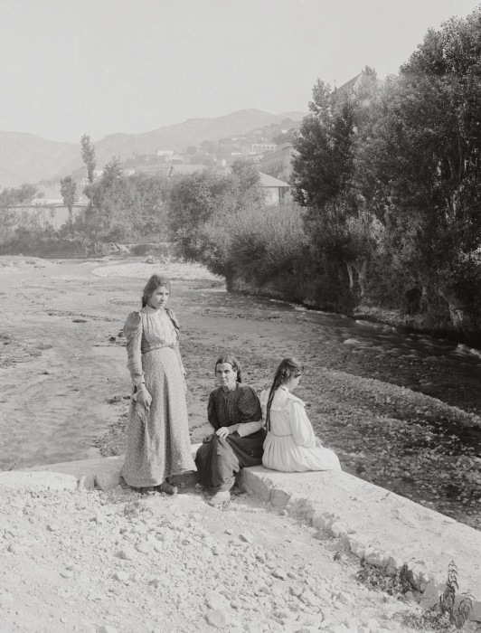 Вдоль берега реки, стекающей со склонов горы Санин, расположен город Захле - один из центров интеллектуальной и культурной жизни Ливана. Вдоль берега реки, стекающей со склонов горы Санин, расположен город Захле - один из центров интеллектуальной и культурной жизни Ливана.