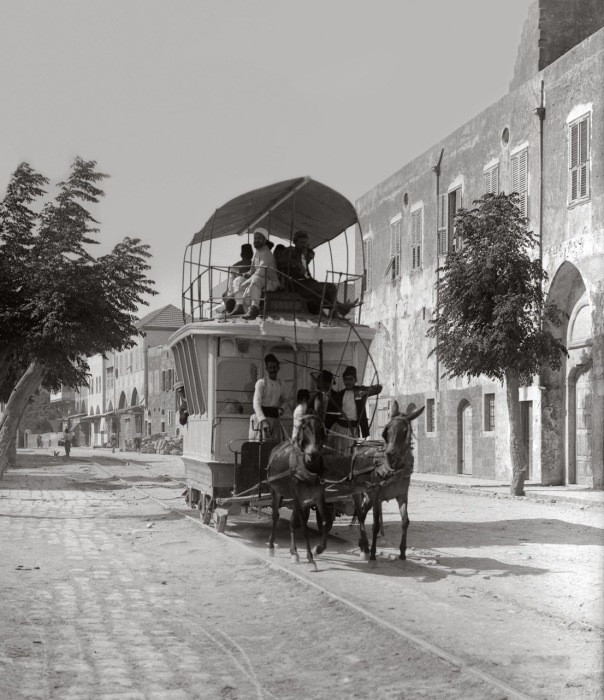 Вагон такого «трамвая» приводился в движение тягловыми животными, в данном случае мулами. Вагон такого «трамвая» приводился в движение тягловыми животными, в данном случае мулами.