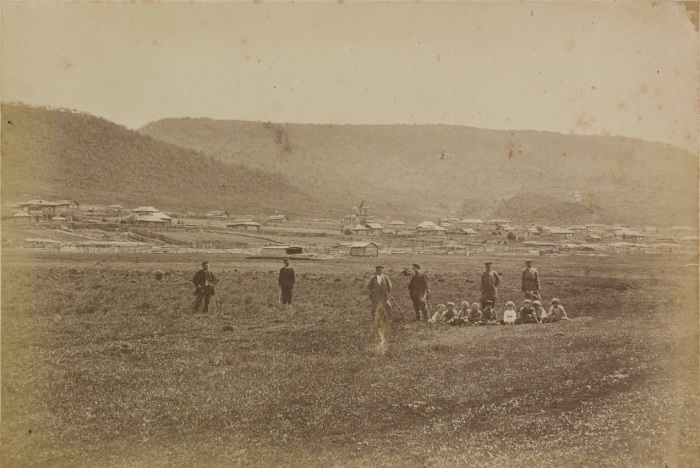 Местные жители неподалеку от поселения на Дальнем Востоке. Россия, 1880 годы.