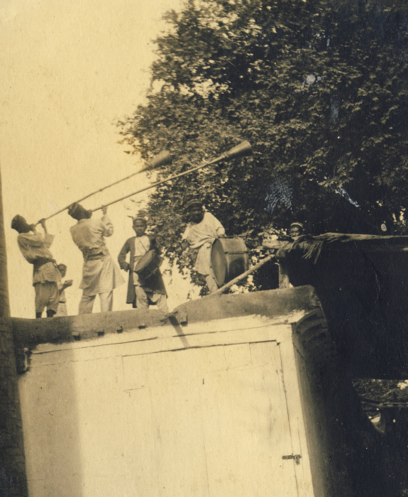 Местные музыканты, играющие на крыше гаража. Местные музыканты, играющие на крыше гаража.