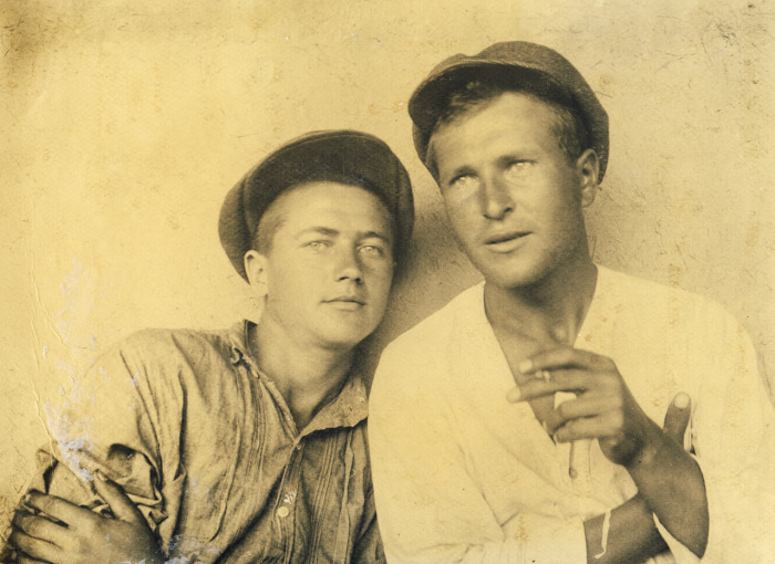 Приятели курящие папиросы. Приятели курящие папиросы.