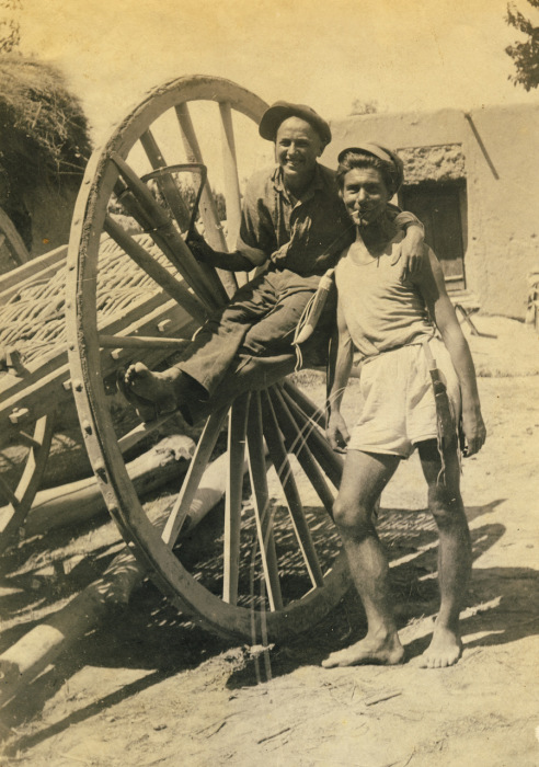 Портрет двух друзей на фоне арбы. Портрет двух друзей на фоне арбы.