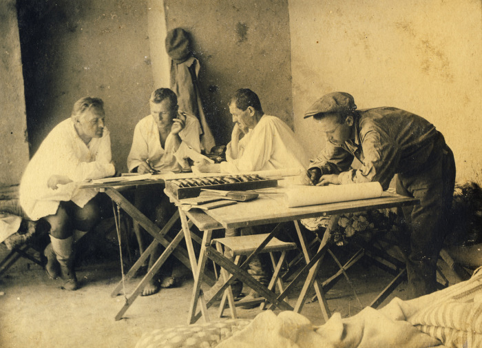 Чертежники за работой. Чертежники за работой.