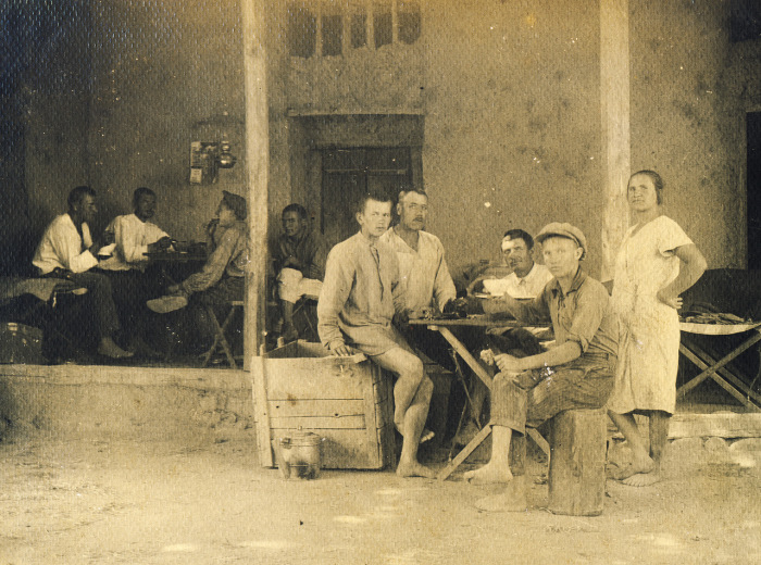 Обеденный перерыв в столовой. Обеденный перерыв в столовой.