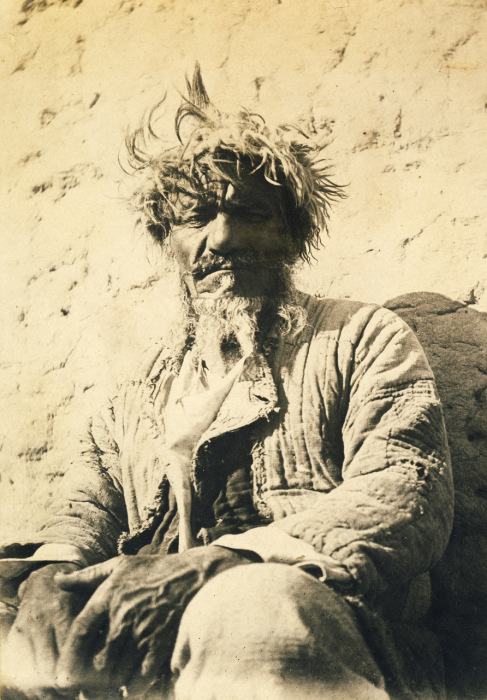 Глава рода, старейшина, почтенный пожилой человек. Глава рода, старейшина, почтенный пожилой человек.