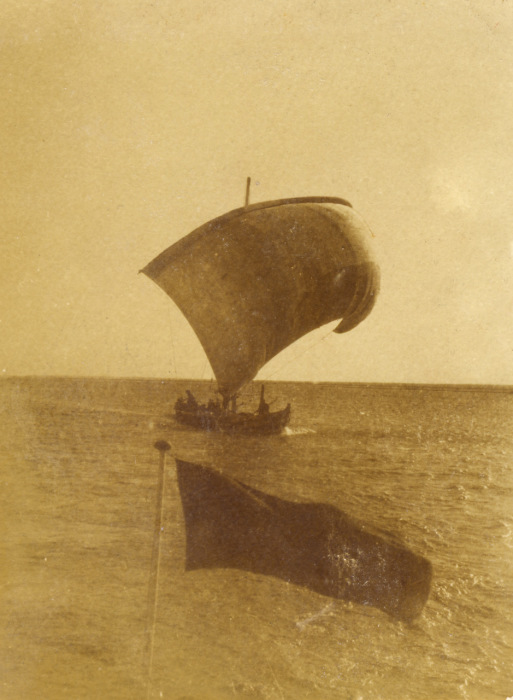 Лодка, плывущая под парусом. Лодка, плывущая под парусом.