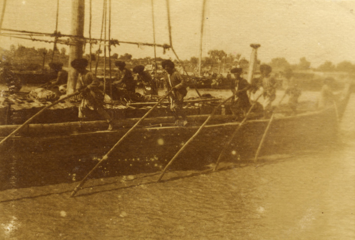 Матросы, работающие на судне вовремя плаванья. Матросы, работающие на судне вовремя плаванья.