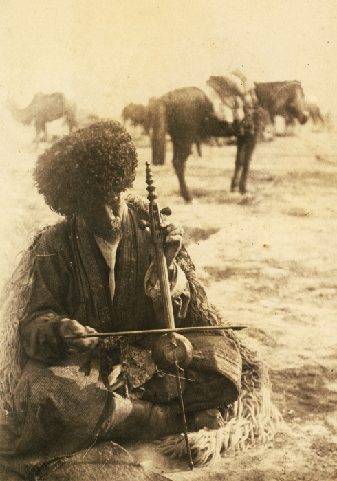 Музыкант играющий на гиджаке. Музыкант играющий на гиджаке.