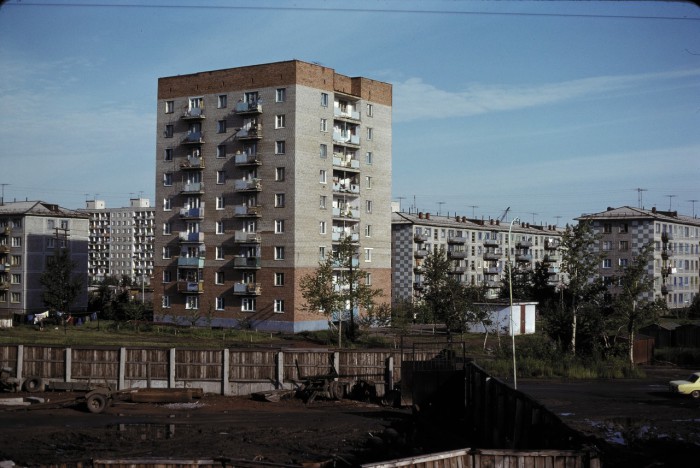 Типичные жилые дома в городе. СССР, Омск, 1979 год. Типичные жилые дома в городе. СССР, Омск, 1979 год.