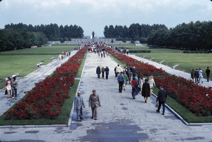 Пискарёвское мемориальное кладбище. СССР, Ленинград, 1975 год. Пискарёвское мемориальное кладбище. СССР, Ленинград, 1975 год.
