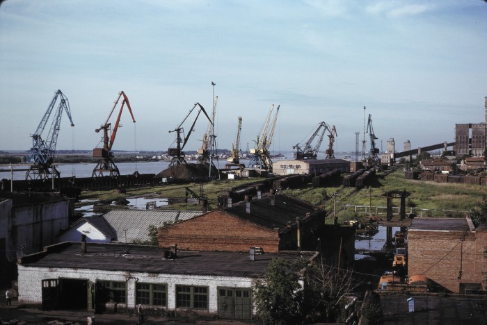 Речной порт на Иртыше в Ханты-Мансийске. СССР, Омск, 1979 год. Речной порт на Иртыше в Ханты-Мансийске. СССР, Омск, 1979 год.