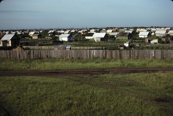 Поселок городского типа на окраине города. СССР, Омск, 1979 год. Поселок городского типа на окраине города. СССР, Омск, 1979 год.