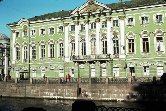 Дворец в стиле барокко неподалеку от Невского проспекта. СССР, Ленинград, 1975 год. Дворец в стиле барокко неподалеку от Невского проспекта. СССР, Ленинград, 1975 год.