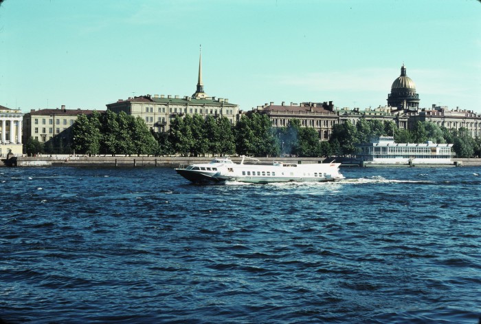 Вид на Адмиралтейство и Исаакиевский собор. СССР, Ленинград, 1975 год. Вид на Адмиралтейство и Исаакиевский собор. СССР, Ленинград, 1975 год.