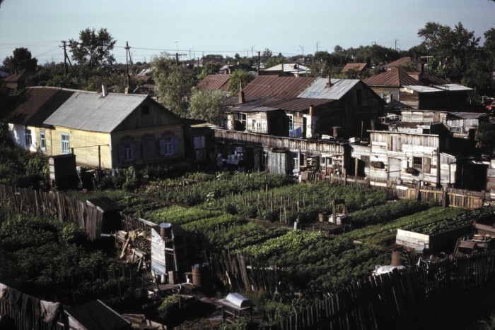 Дачи в пригороде Омска. СССР, Омск, 1979 год. Дачи в пригороде Омска. СССР, Омск, 1979 год.