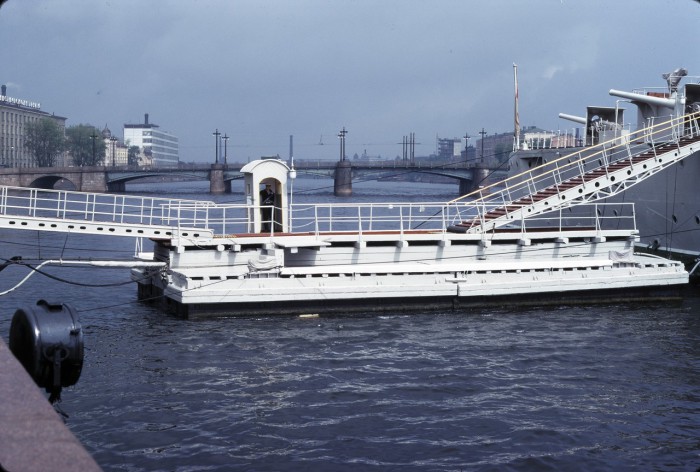 Трап, подведенный к крейсеру Аврора. СССР, Ленинград, 1975 год. Трап, подведенный к крейсеру Аврора. СССР, Ленинград, 1975 год.