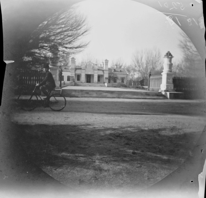 Аллен напротив дома губернатора Самарканда. Аллен напротив дома губернатора Самарканда.