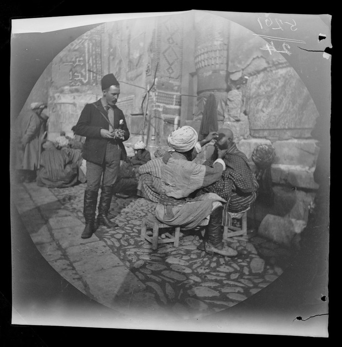 Уличный парикмахер во время работы в Самарканде. Уличный парикмахер во время работы в Самарканде.