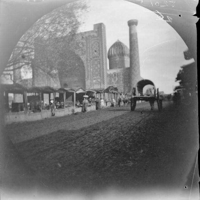 Медресе Шердор и торговые палатки вдоль дороги в Самарканде. Медресе Шердор и торговые палатки вдоль дороги в Самарканде.