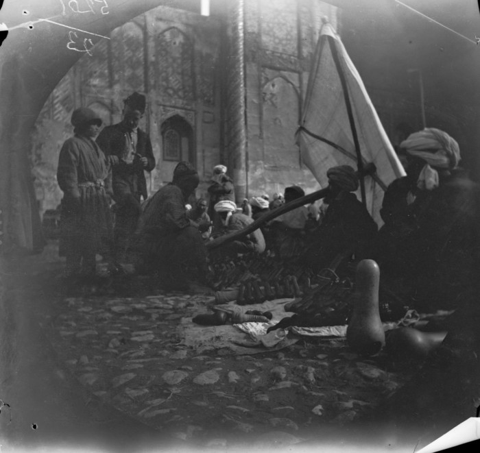 На площади Регистана перед входом в Медресе Шердор в Смарканде. На площади Регистана перед входом в Медресе Шердор в Смарканде.