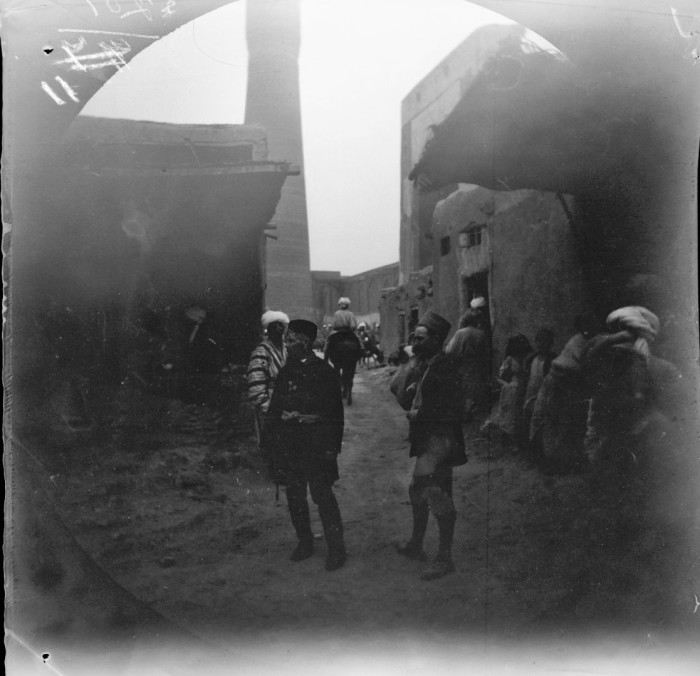 Неподалеку от архитектурного ансамбля комплекса Пои-Калян в Бухаре. Неподалеку от архитектурного ансамбля комплекса Пои-Калян в Бухаре.