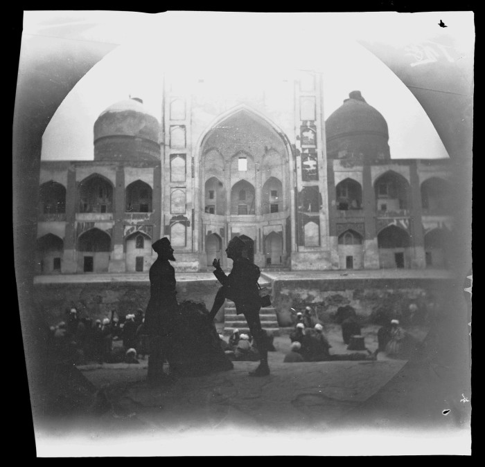 Медресе Мири Араб - одна из великих духовно-просветительских и мемориально-культовых сооружений Бухары. Медресе Мири Араб - одна из великих духовно-просветительских и мемориально-культовых сооружений Бухары.