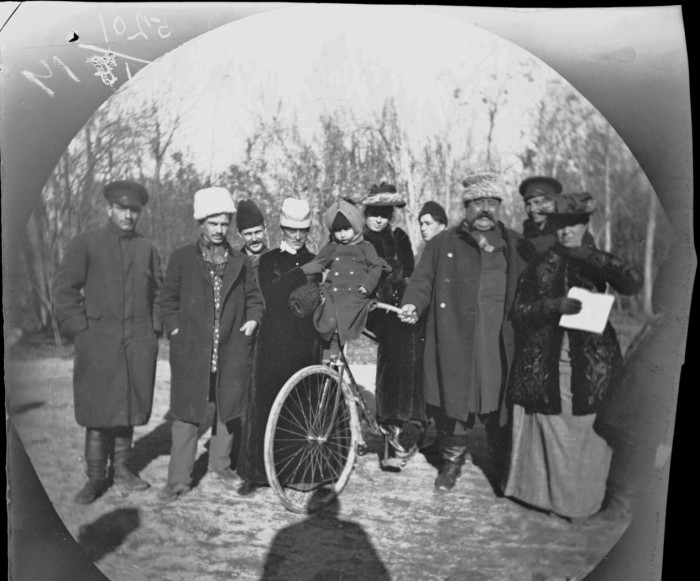 Группа актеров из Тбилиси позируют с Уильямом Захтлебеном и Томасом Алленом. Группа актеров из Тбилиси позируют с Уильямом Захтлебеном и Томасом Алленом.