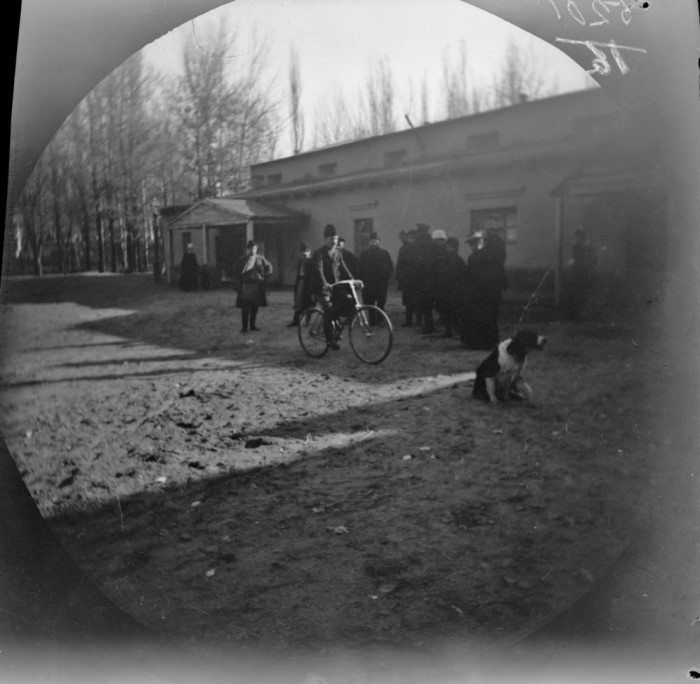 Томас Аллен на велосипеде в Самарканде. Томас Аллен на велосипеде в Самарканде.