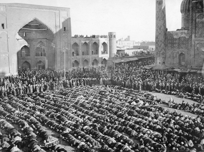 Полуденная четырёхракаатная молитва на территории мечети. Полуденная четырёхракаатная молитва на территории мечети.