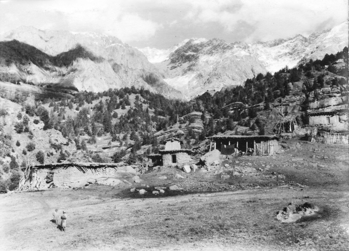 Поселение далеко в горах Узбекистана. Поселение далеко в горах Узбекистана.