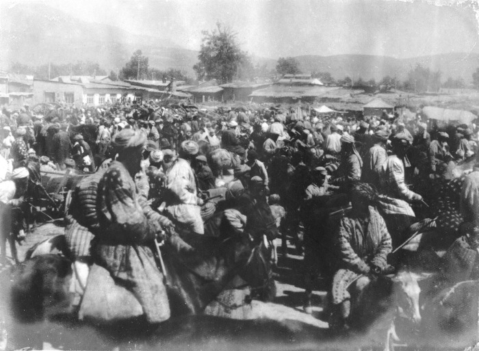 Толпы людей на базаре в Самарканде. Толпы людей на базаре в Самарканде.