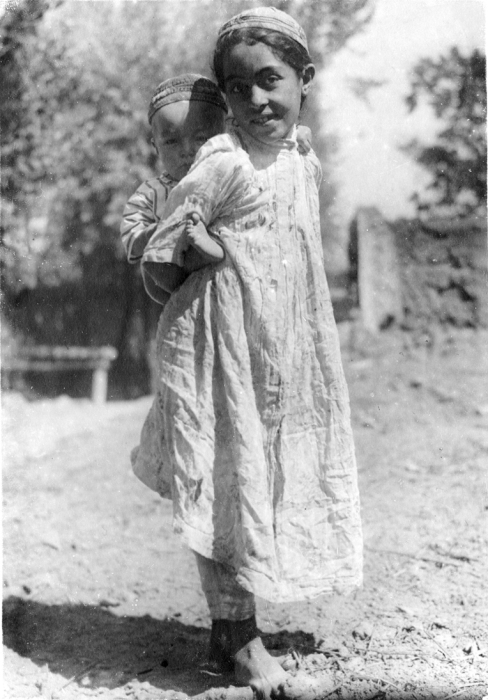 Дети, гуляющие одни на окраине города. Дети, гуляющие одни на окраине города.