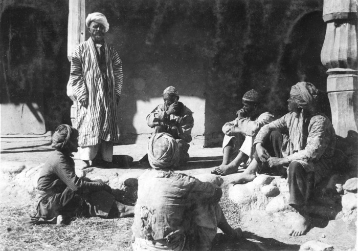 Крестьяне, отдыхающие после тяжелой работы в городе. Крестьяне, отдыхающие после тяжелой работы в городе.