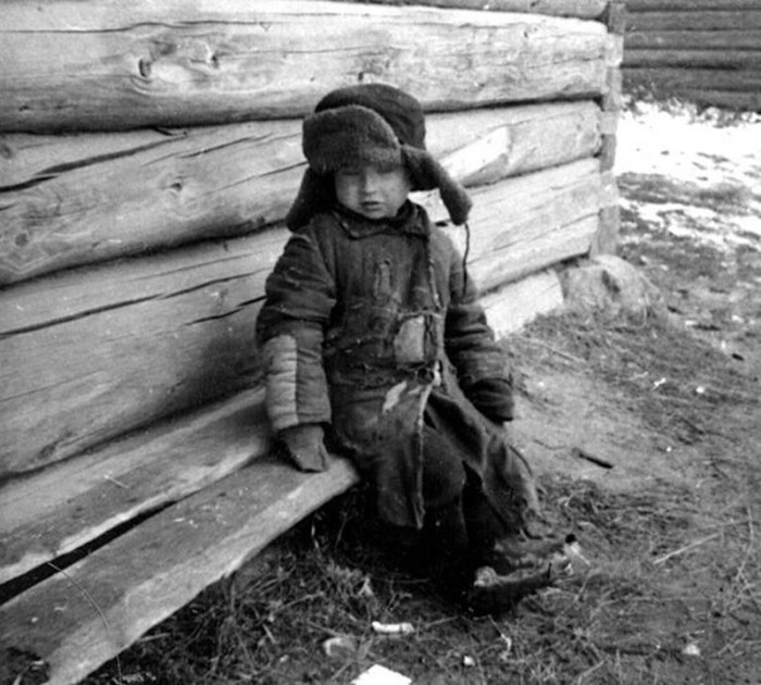 На завалинке. На завалинке.