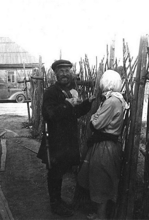 Разговор у плетня. Разговор у плетня.